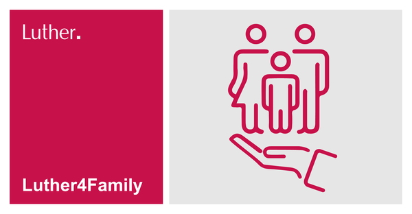 Ein rotes Feld mit dem Wort "Luther." neben einer stilisierten Darstellung einer Familie, bestehend aus zwei Erwachsenen und einem Kind, die auf einer offenen Hand stehen. Darunter steht der Text "Luther4Family".