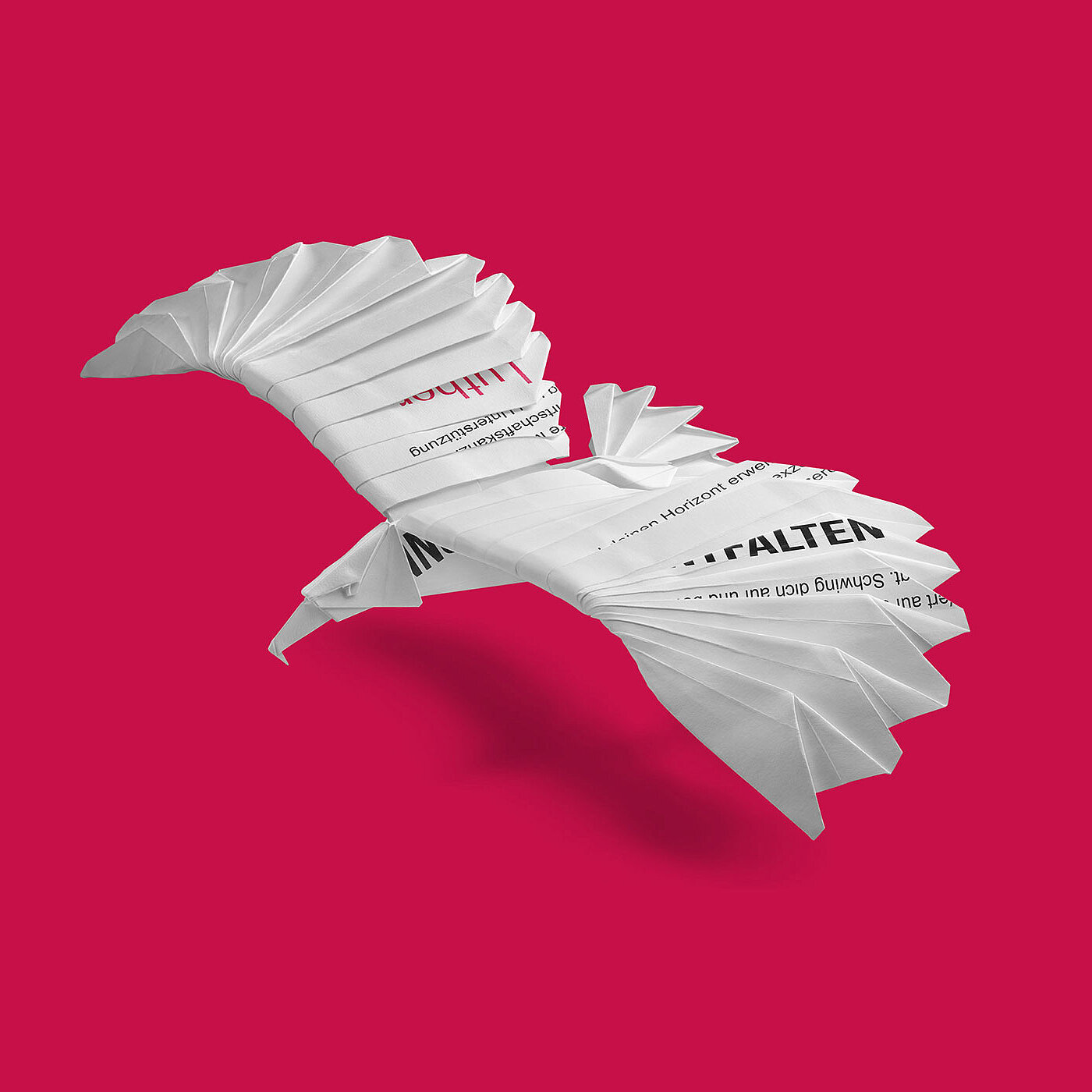 Ein origamihaft gefalteter Vogel aus Papier fliegt vor einem pinken Hintergrund. Der Vogel hat klare Konturen und ist aus mehreren Papierstreifen gestaltet, die an Seiten und Flügeln gefaltet sind, um die Form eines Vogels darzustellen.