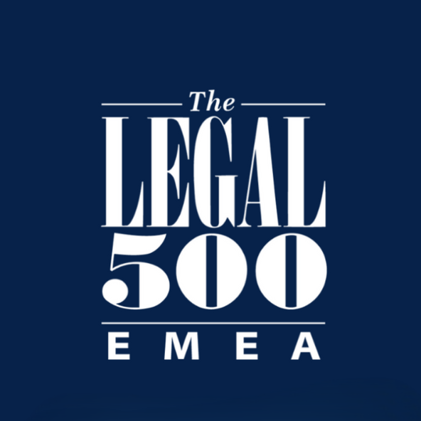 Logo von "The Legal 500 EMEA" auf einem blauen Hintergrund. Der Text ist in Weiß und hebt sich deutlich ab.