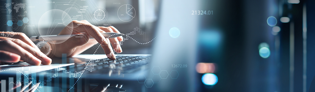 Eine Nahaufnahme von Händen, die auf einer Laptop-Tastatur tippen. Im Hintergrund sind digitale Grafiken und Diagramme zu sehen, die Datenanalyse und technologische Aspekte symbolisieren.