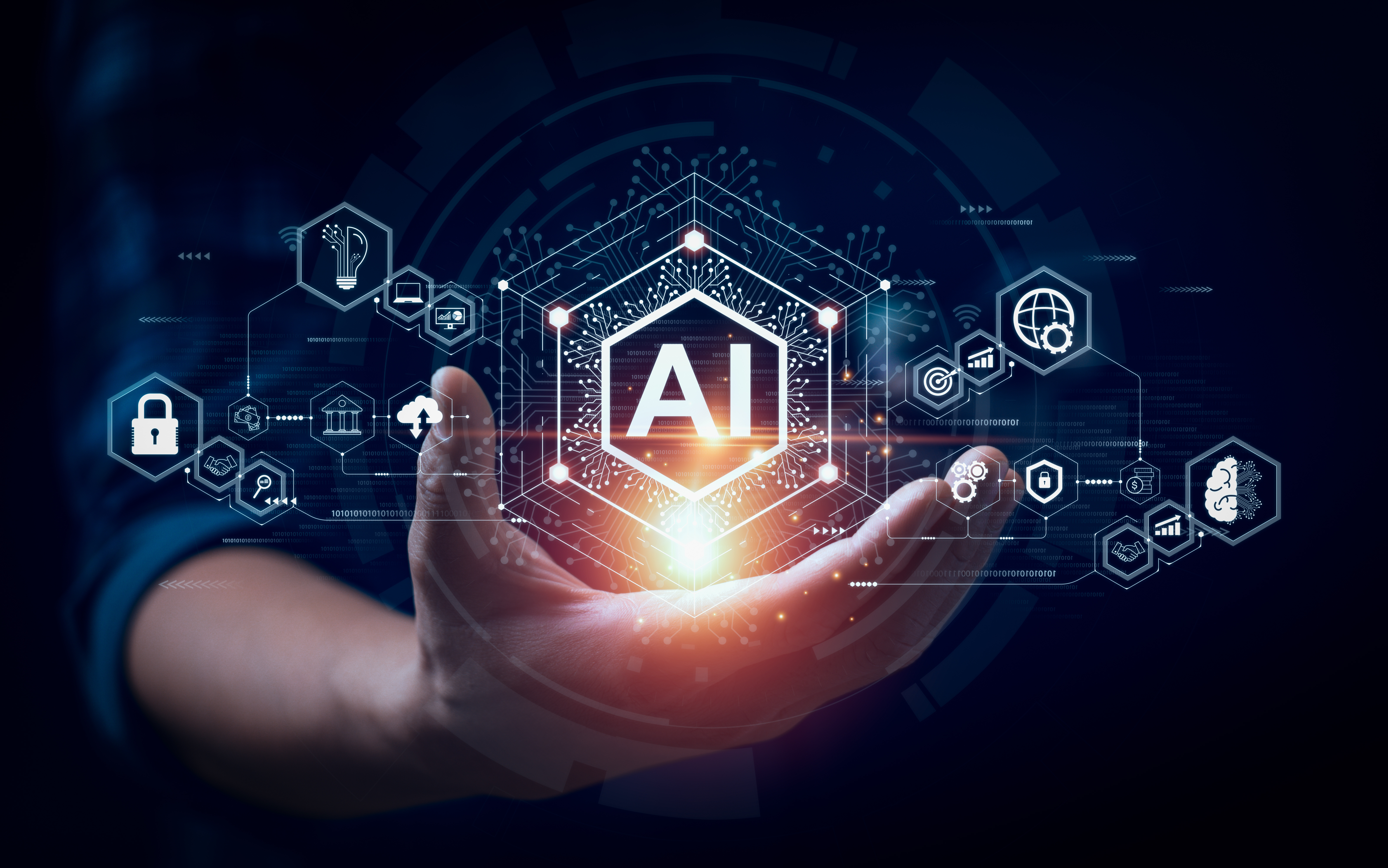 Eine Hand hält ein leuchtendes Symbol für Künstliche Intelligenz (AI). Um das Symbol herum sind grafische Darstellungen von Technologien, Daten und Sicherheitsikonen angeordnet, die auf digitale Innovation und Vernetzung hinweisen. Der Hintergrund ist dunkel, was die Elemente hervorhebt.
