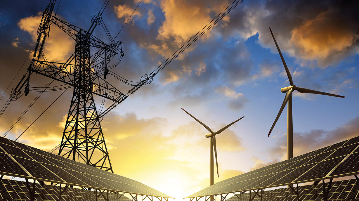 Das Bild zeigt eine Stromleitung mit einem hohen Mast im Vordergrund, umgeben von Windkraftanlagen und Solarpanelen. Der Himmel ist dramatisch mit Wolken in verschiedenen Farben, während die Sonne aufgeht. Es symbolisiert erneuerbare Energie und nachhaltige Technologien.